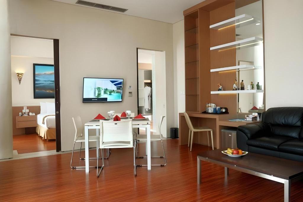 Megaland Hotel Solo Экстерьер фото