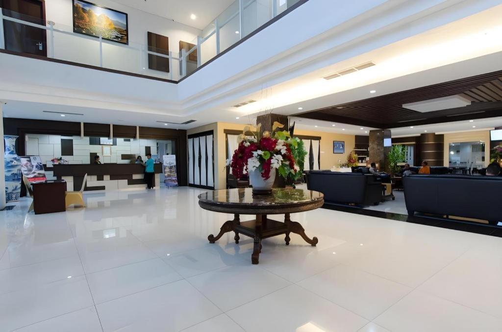Megaland Hotel Solo Экстерьер фото